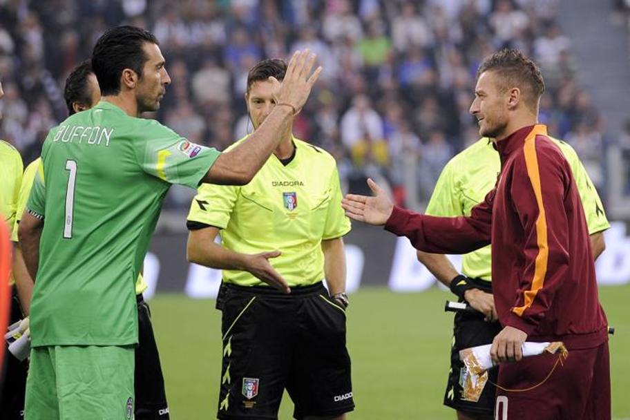Il saluto tra Buffon e Totti. Oltre 1000 presenze in Serie A in un unico scatto. LaPresse
